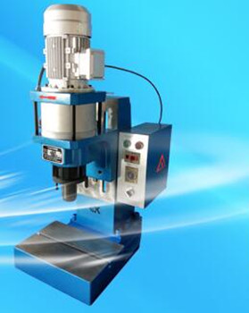 液壓鉚接機的模具有多少個?