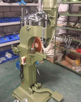 氣壓鉚接機的鉚頭會旋轉嗎？