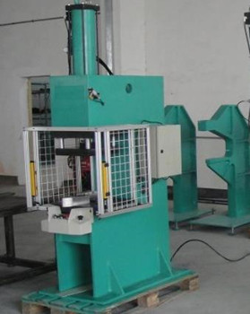 汽車行業如何運用鉚接機提高組件質量和生產效率?